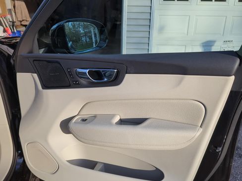 Used 2019 Volvo XC60 T5 Momentum w/ Multimedia Package image 19