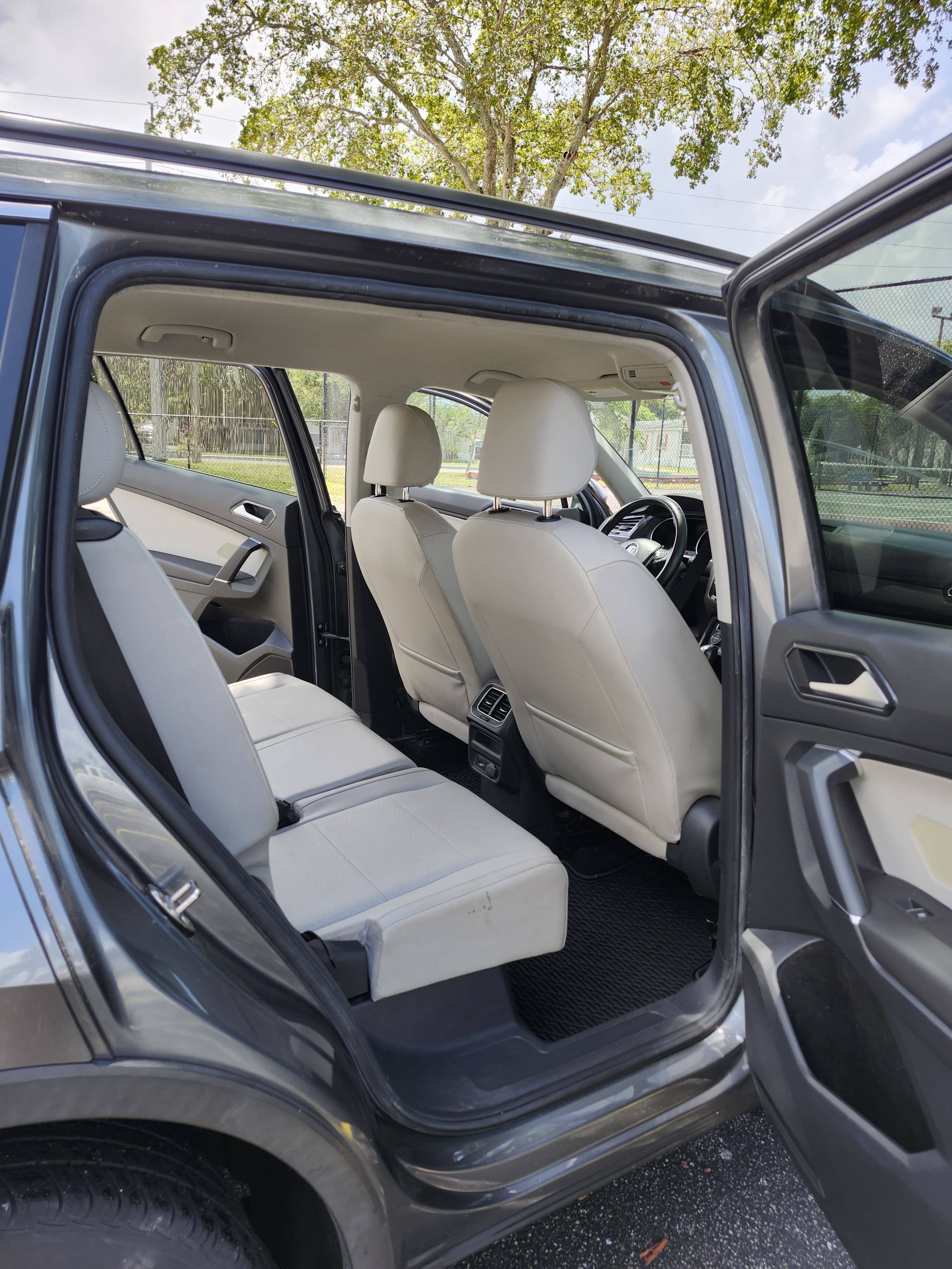 Used 2018 Volkswagen Tiguan SE FWD image 11