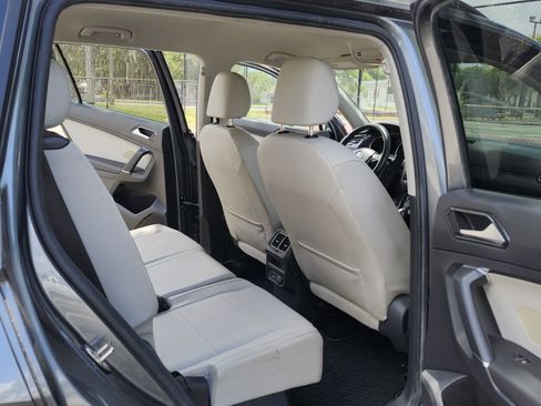 Used 2018 Volkswagen Tiguan SE FWD image 11