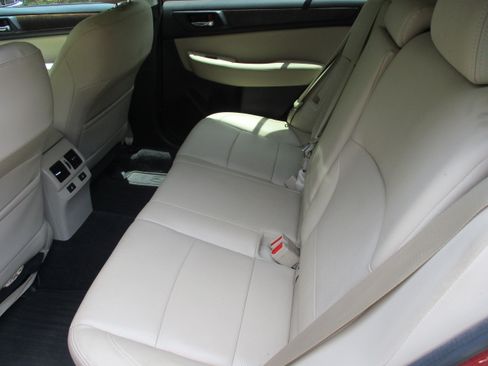 Used 2015 Subaru Outback 2.5i Limited AWD/4WD image 9