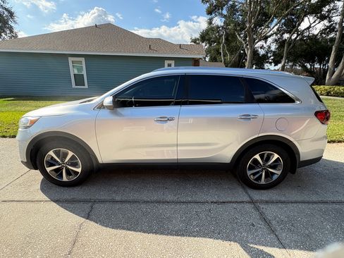 Used 2019 Kia Sorento EX w/ EX Touring Package image 2