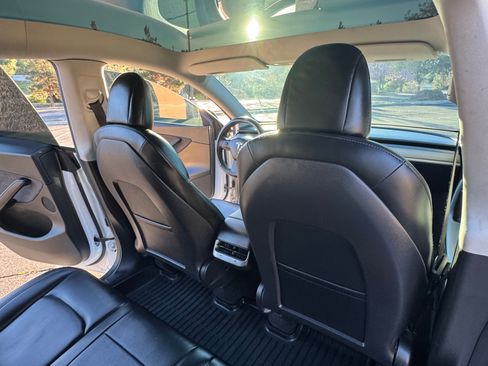 Used 2021 Tesla Model Y Long Range image 10