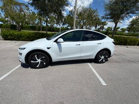 Used 2026 Tesla Model Y AWD image 1