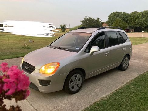 Used 2009 Kia Rondo LX image 1