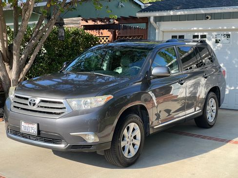 Used 2013 Toyota Highlander SE FWD image 1
