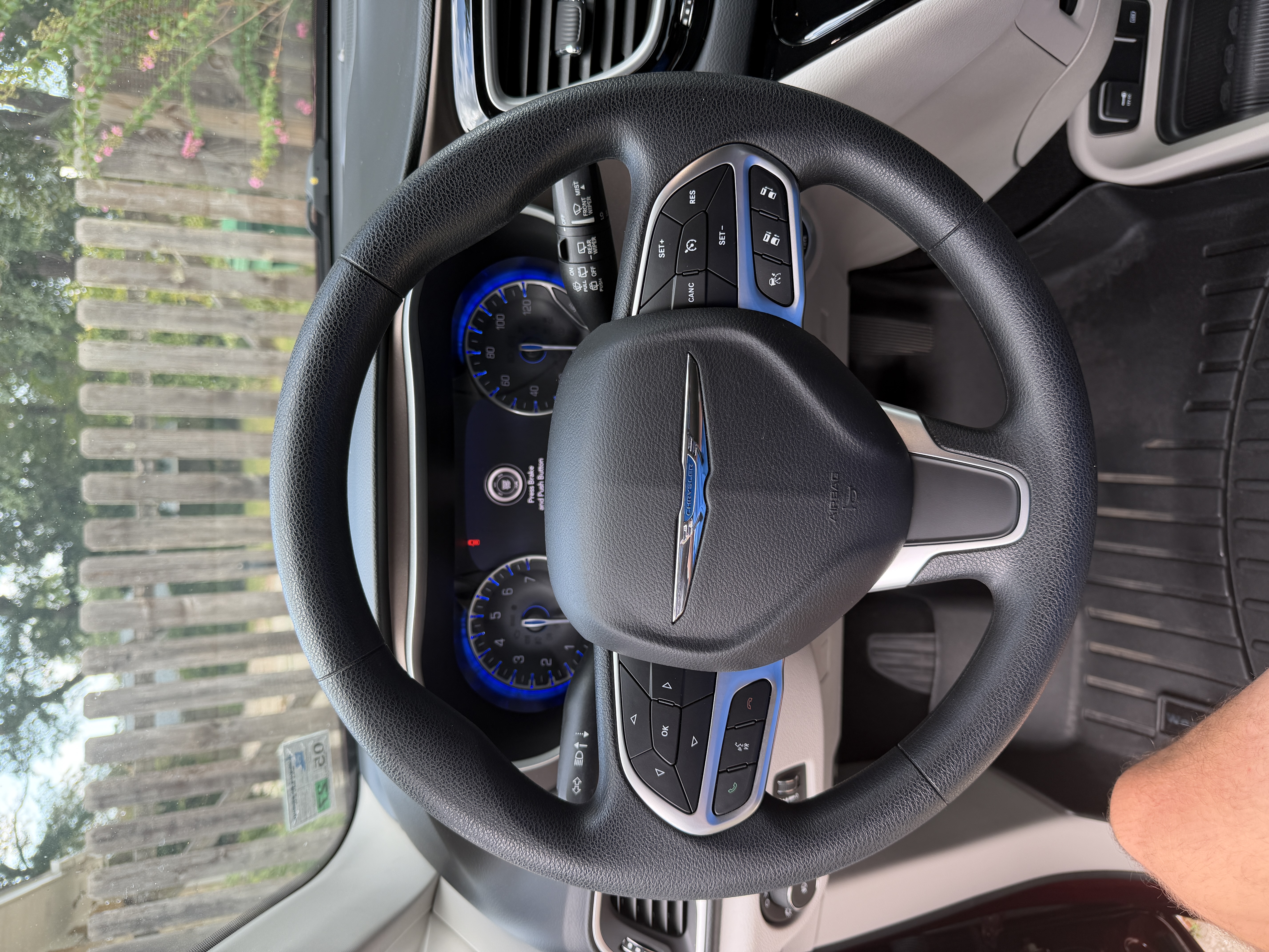 Used 2019 Chrysler Pacifica Touring Plus w/ Advanced Safetytec Group FWD image 6