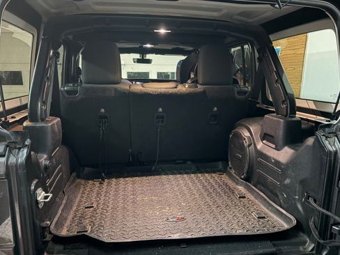 Used 2018 Jeep Wrangler Unlimited Rubicon image 10