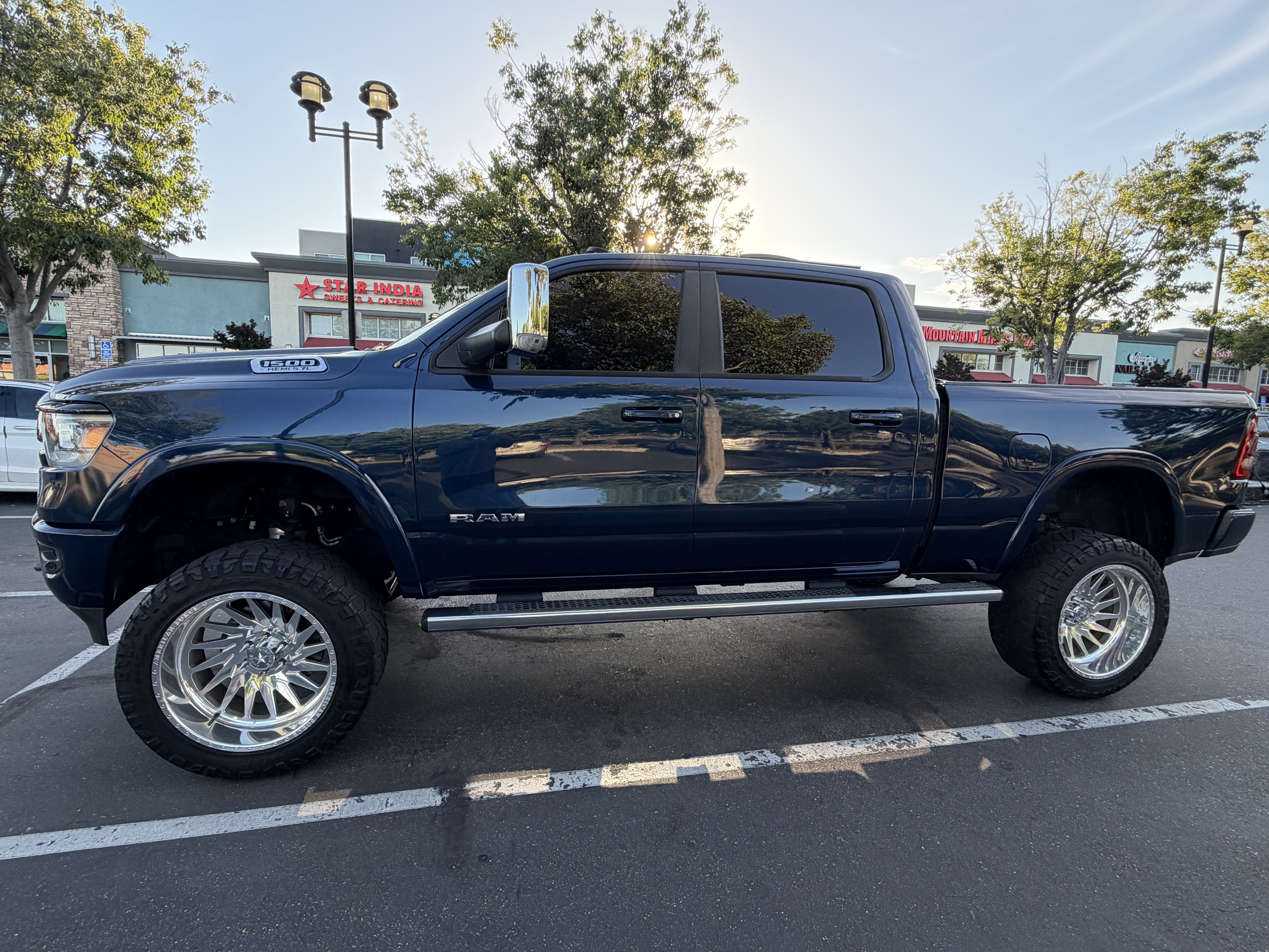 Used 2019 RAM 1500 Laramie w/ Sport Appearance Package AWD/4WD image 10