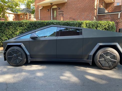 Used 2024 Tesla Cybertruck AWD Crew Cab image 4