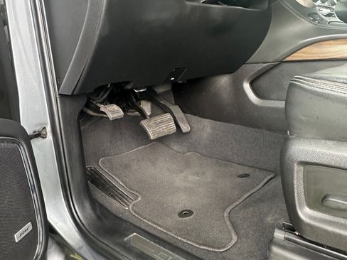 Used 2020 GMC Yukon XL Denali w/ Denali Premium Package image 13