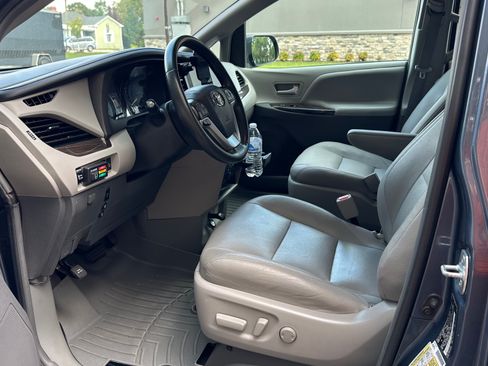 Used 2017 Toyota Sienna XLE image 10