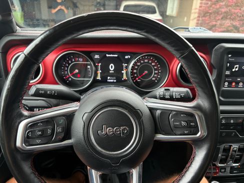 Used 2018 Jeep Wrangler Unlimited Rubicon w/ LED Lighting Group AWD/4WD image 11