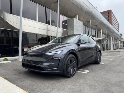 Used 2026 Tesla Model Y Long Range image 8