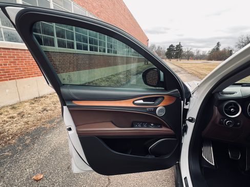 Used 2019 Alfa Romeo Stelvio Ti Lusso w/ Quick Order Package 22X Lusso image 5