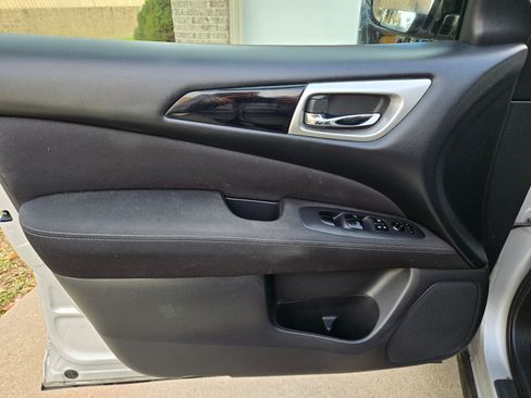 Used 2017 Nissan Pathfinder SV image 9