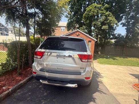 Used 2011 Jeep Grand Cherokee Laredo AWD/4WD image 8