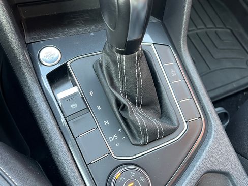 Used 2021 Volkswagen Tiguan SE image 11