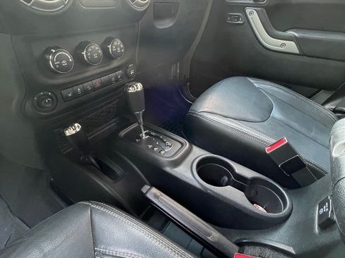 Used 2018 Jeep Wrangler Unlimited Rubicon w/ Connectivity Group AWD/4WD image 25