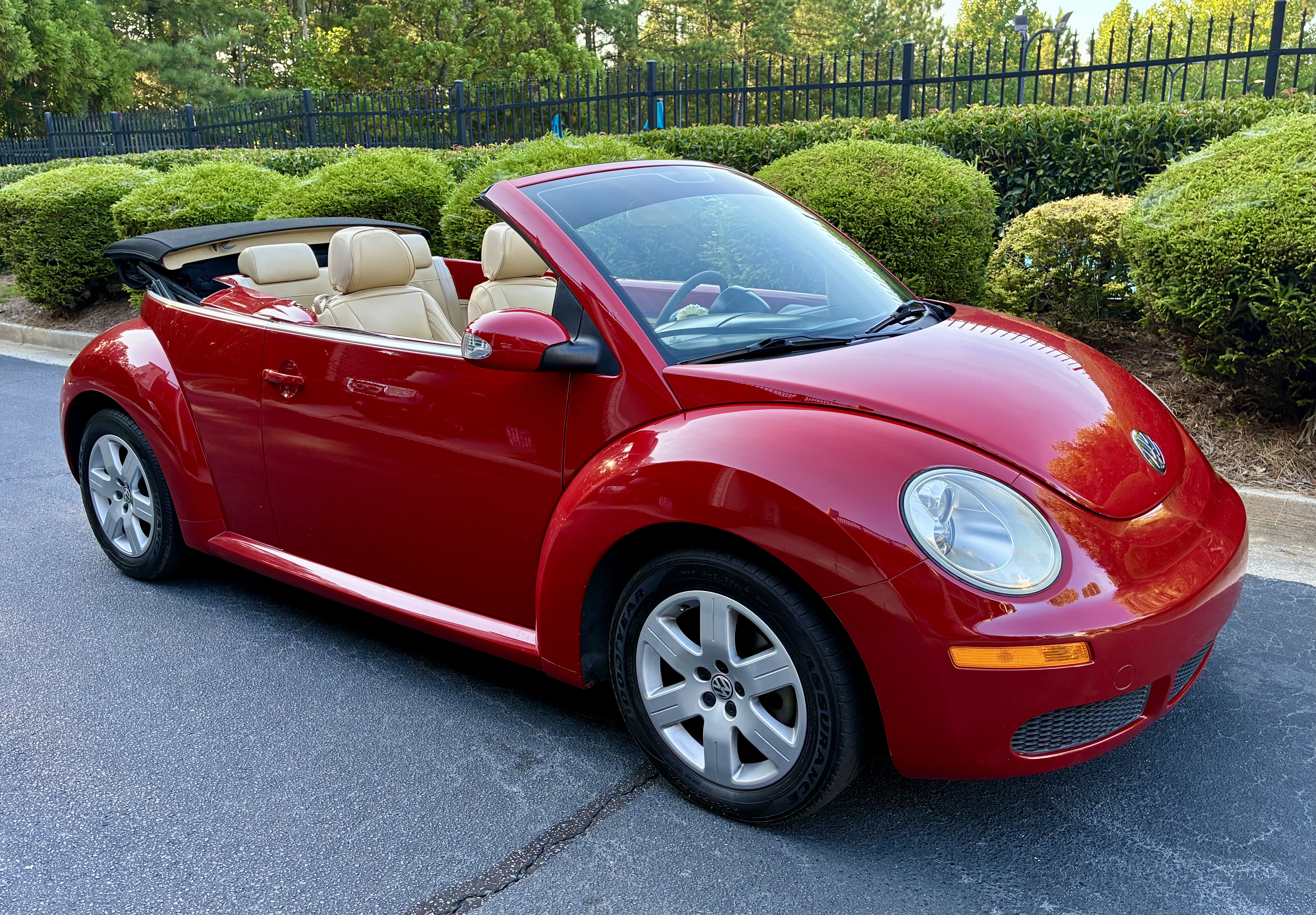 Used 2007 Volkswagen Beetle Convertible w/ Package 1 FWD image 9