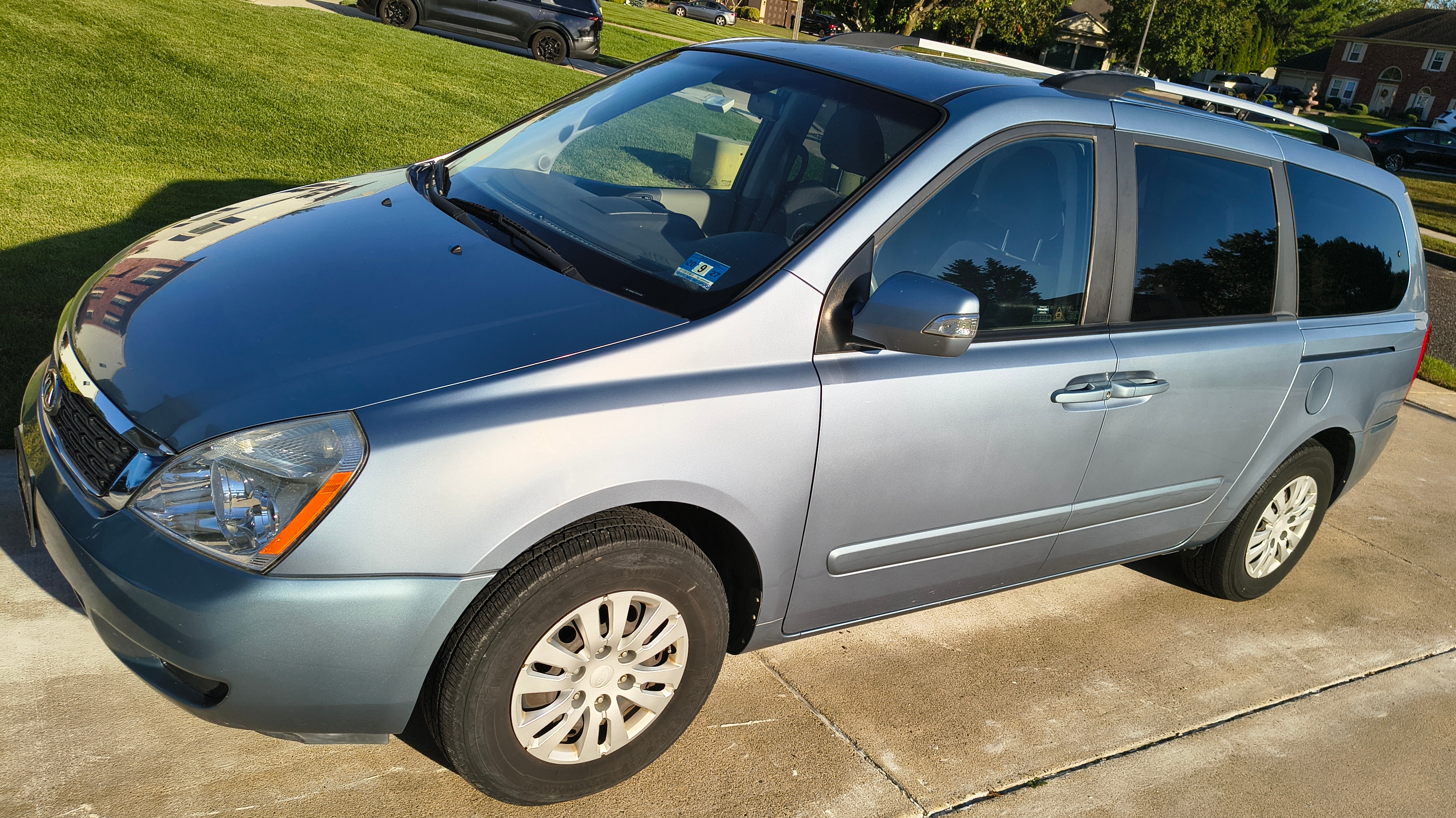 Used 2012 Kia Sedona LX FWD image 1