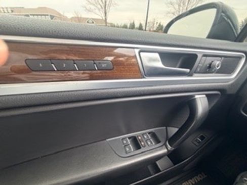Used 2015 Volkswagen Touareg VR6 image 18