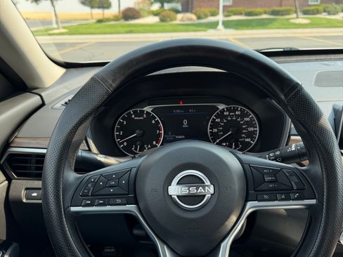 Used 2023 Nissan Altima 2.5 SV FWD image 2