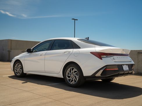 Used 2025 Hyundai Elantra Hybrid FWD image 5