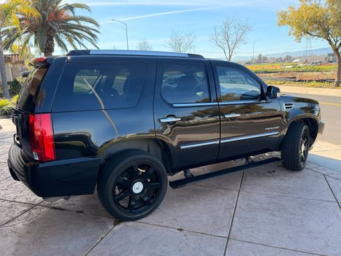 Used 2011 Cadillac Escalade Premium image 4