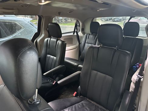 Used 2016 Chrysler Town & Country Touring FWD image 6