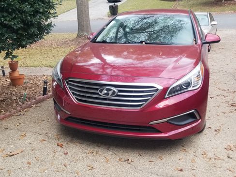 Used 2016 Hyundai Sonata SE image 1