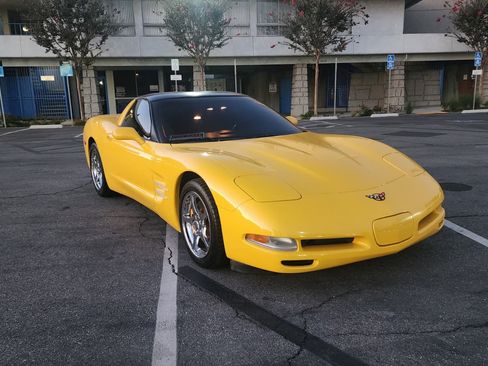 Used 2000 Chevrolet Corvette Coupe w/ Memory Pkg image 1