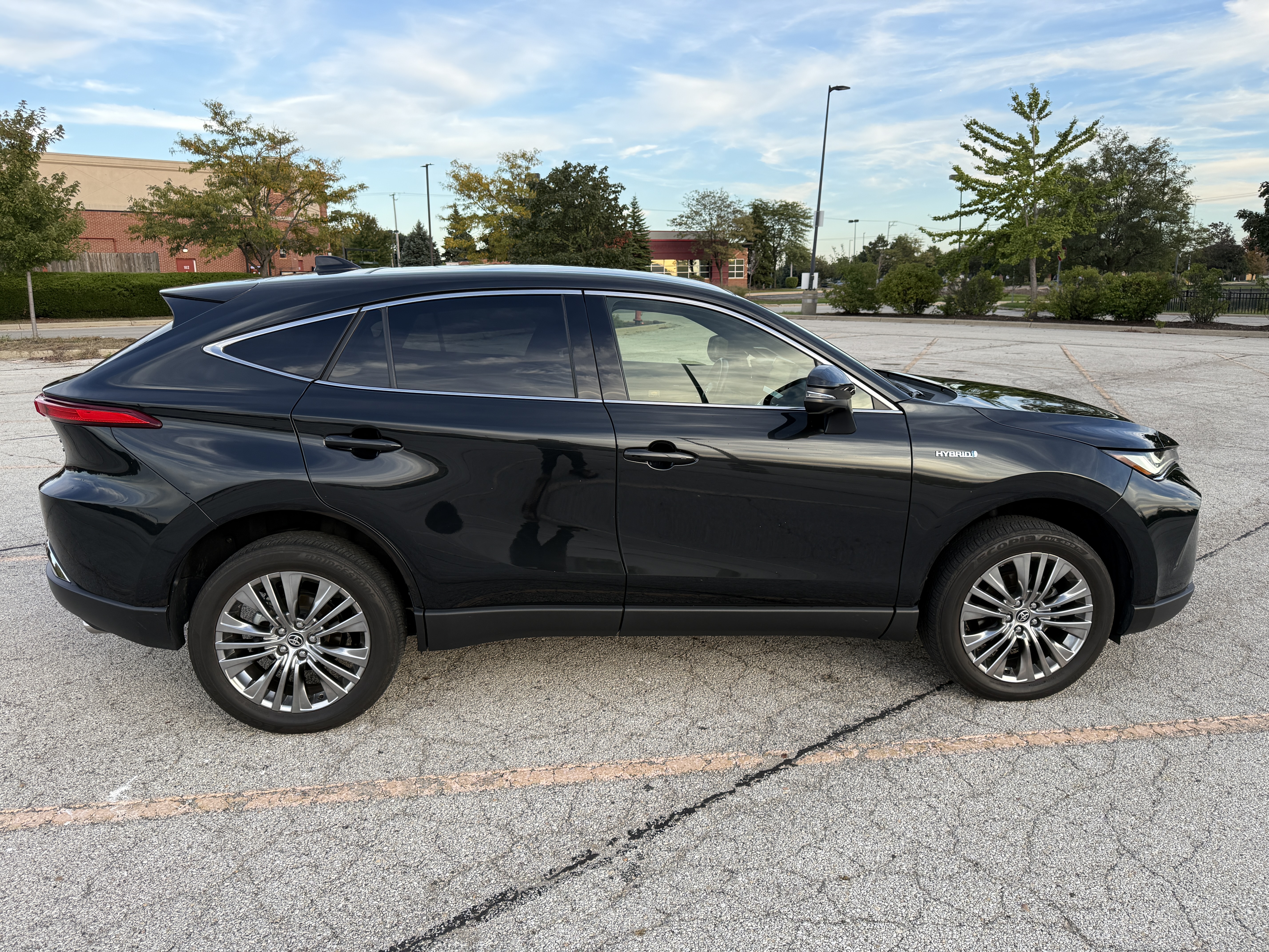 Used 2021 Toyota Venza AWD/4WD image 2