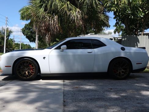 Used 2016 Dodge Challenger SRT Hellcat RWD image 2