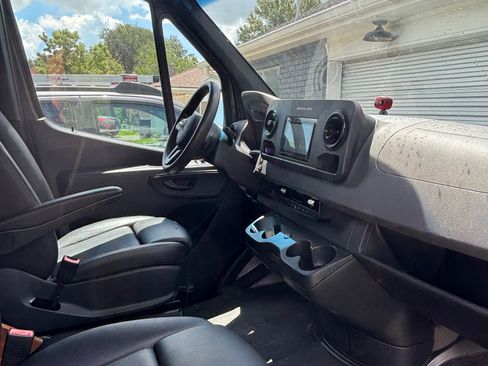 Used 2021 Mercedes-Benz Sprinter 2500 image 12