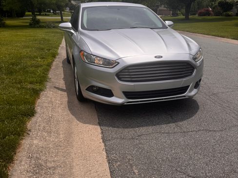 Used 2016 Ford Fusion SE FWD image 6