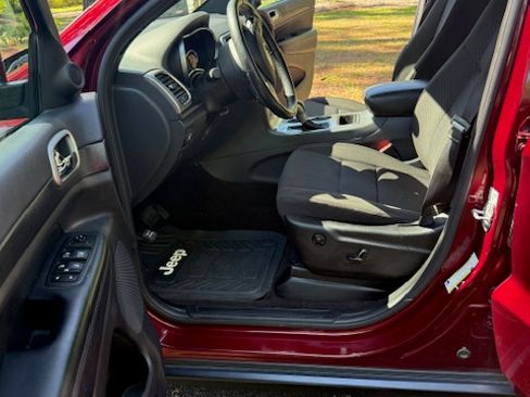 Used 2018 Jeep Grand Cherokee Laredo image 13