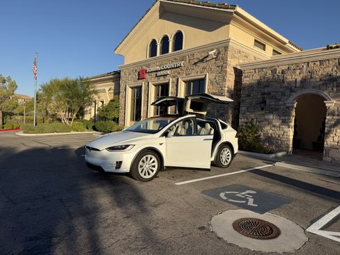 Used 2018 Tesla Model X 75D AWD/4WD image 2