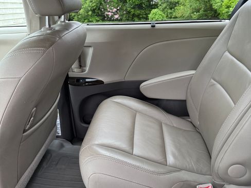 Used 2015 Toyota Sienna XLE Premium AWD/4WD image 15