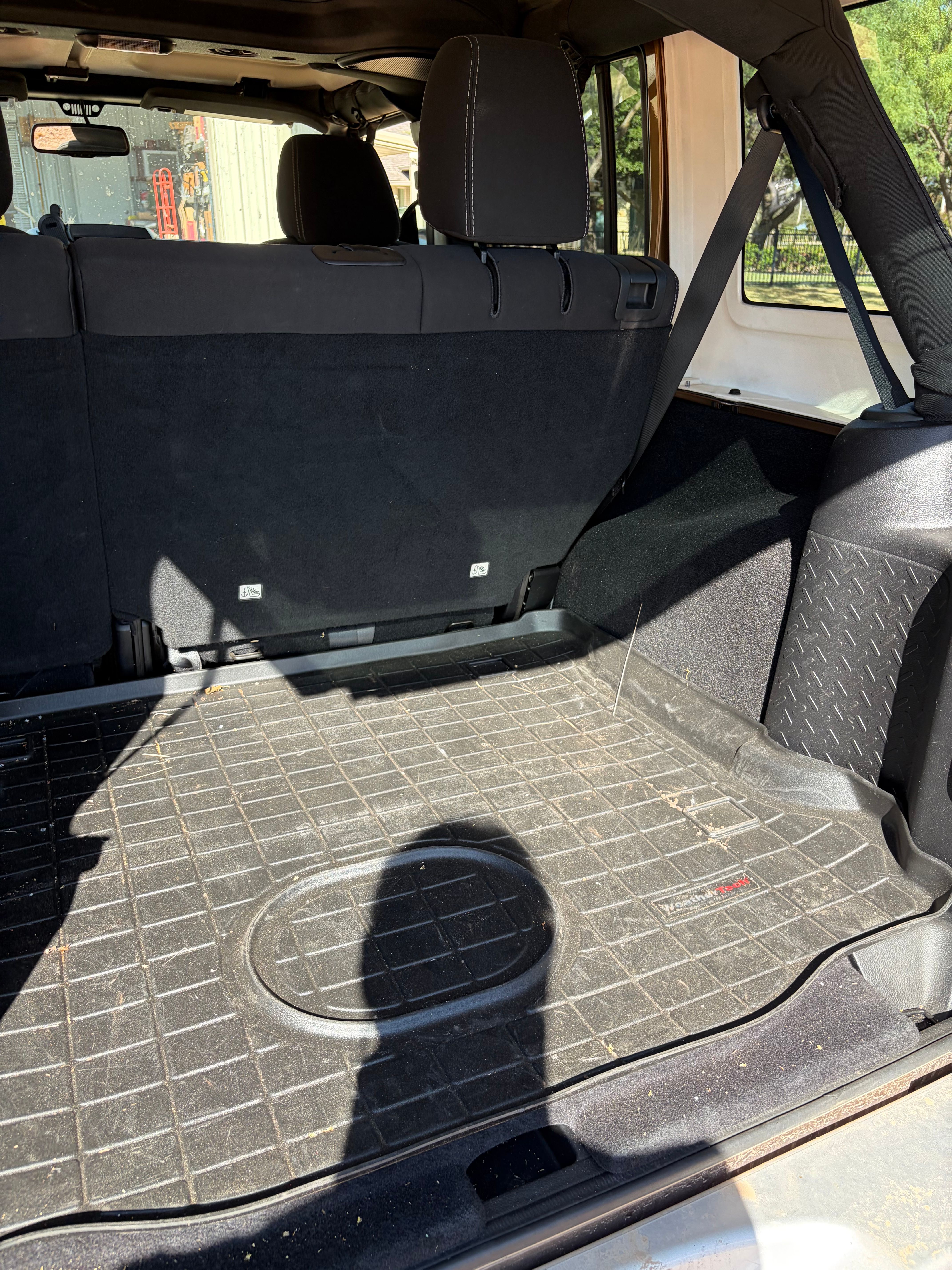 Used 2015 Jeep Wrangler Unlimited Sahara w/ Connectivity Group AWD/4WD image 8
