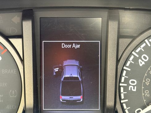 Used 2019 Toyota Tacoma TRD Off-Road AWD/4WD image 15