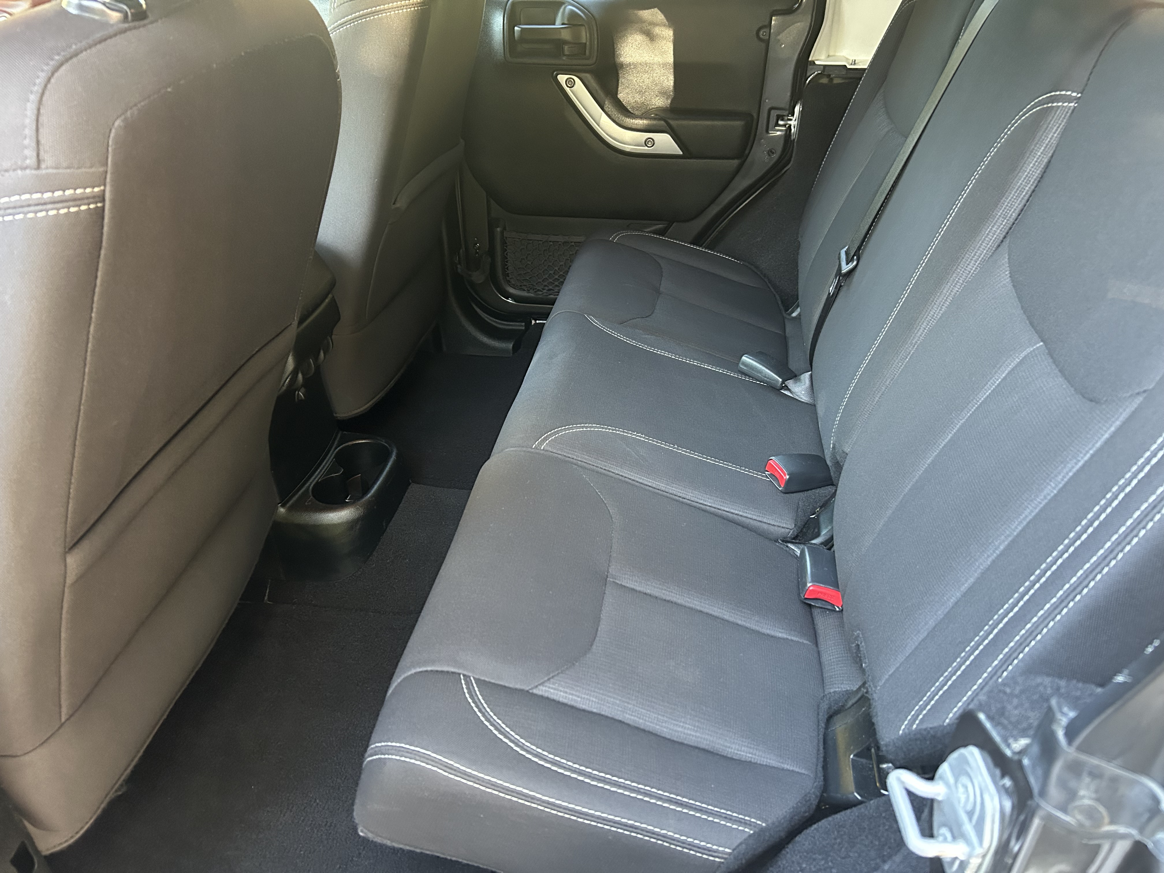 Used 2018 Jeep Wrangler Unlimited Sahara AWD/4WD image 6