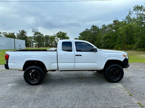 Used 2020 Toyota Tacoma SR RWD image 4