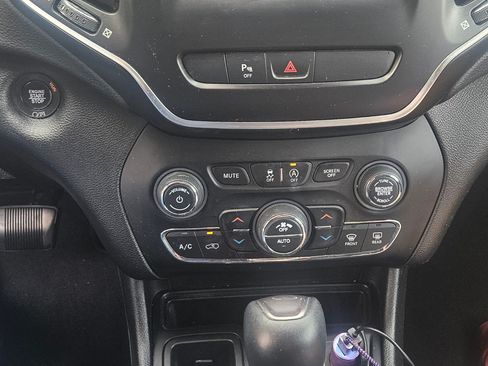 Used 2019 Jeep Cherokee Latitude Plus w/ Comfort/Convenience Group image 25