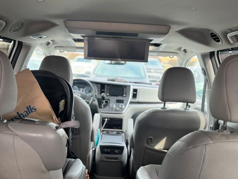 Used 2020 Toyota Sienna XLE Premium image 6