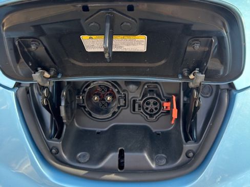 Used 2015 Nissan Leaf SL FWD image 10