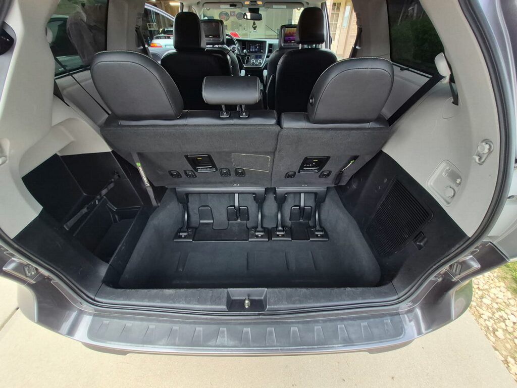 Used 2020 Toyota Sienna SE FWD image 13