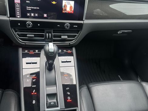 Used 2023 Porsche Macan S image 8