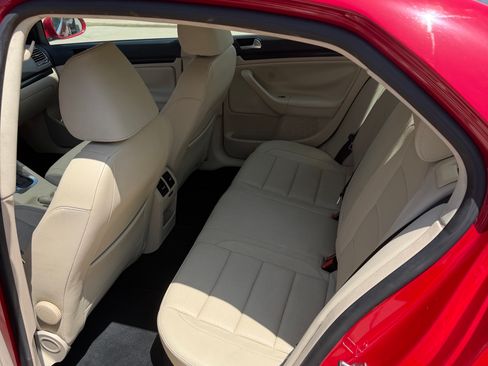 Used 2010 Volkswagen Jetta SE FWD image 12