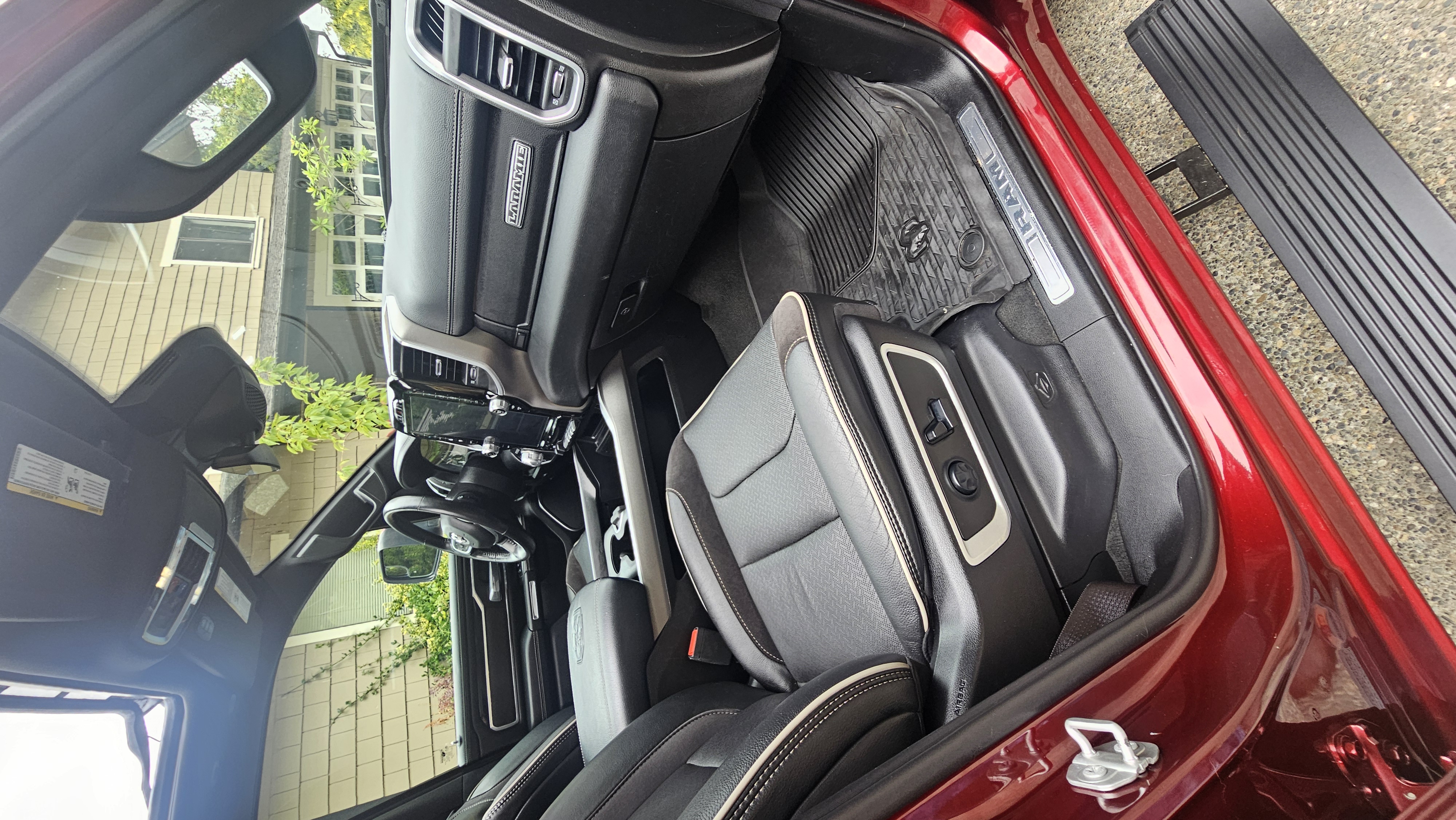 Used 2020 RAM 1500 Laramie AWD/4WD image 11