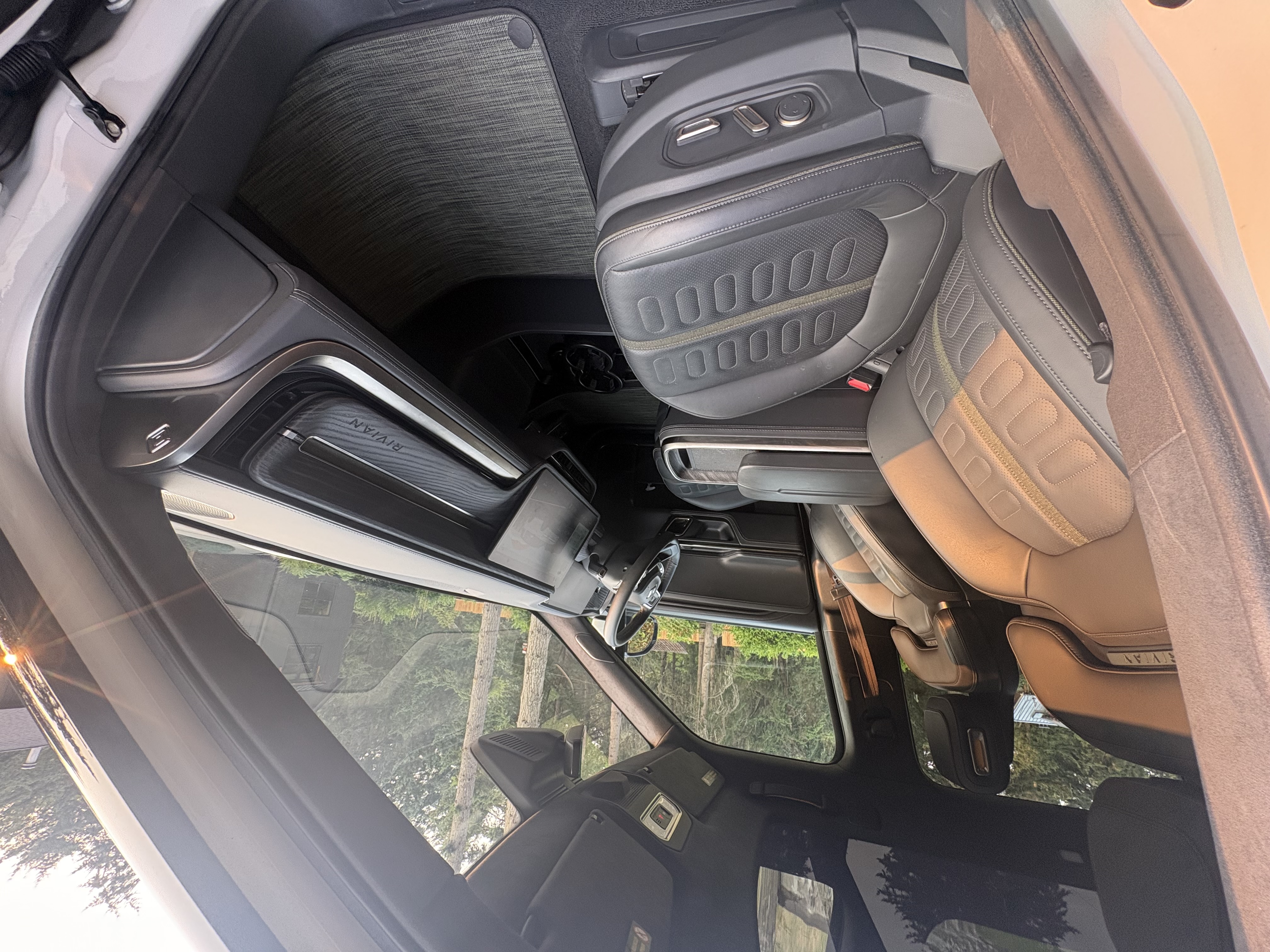 Used 2022 Rivian R1S Launch Edition AWD/4WD image 5